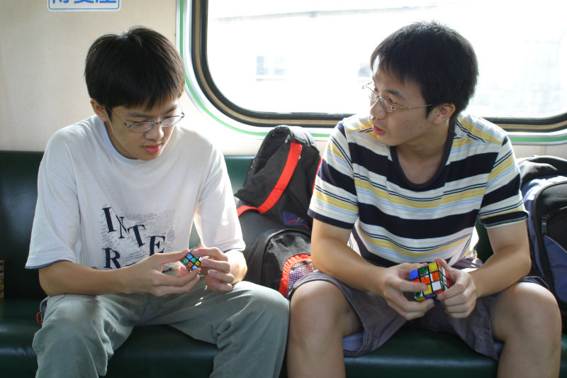台灣鐵路旅遊攝影電車-區間車交談的旅客2005攝影照片1